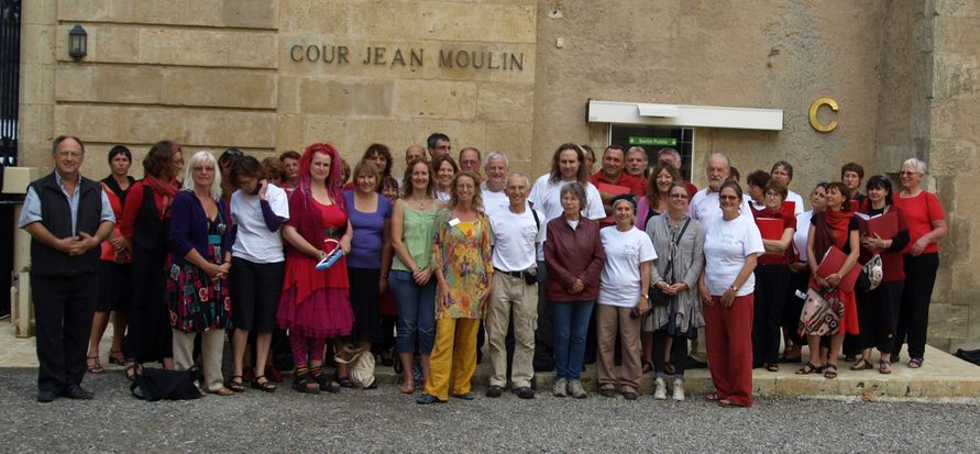Dans la cour de la prfecture